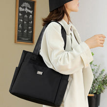 Laden Sie das Bild in den Galerie-Viewer, 👜👜Vielseitige einfache einfarbige Nylonhandtasche mit großer Kapazität