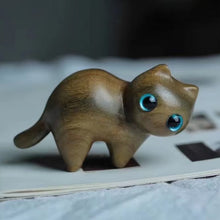 Laden Sie das Bild in den Galerie-Viewer, Handgefertigte holzgeschnitzte Katzen
