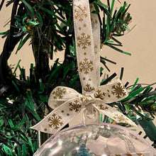 Laden Sie das Bild in den Galerie-Viewer, Christbaumschmuck transparente Kugel