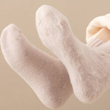 Laden Sie das Bild in den Galerie-Viewer, Kuschelige Unisex-Winter-Thermosocken aus Samt