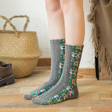 Laden Sie das Bild in den Galerie-Viewer, 🌻Vintage Socken mit Blumenstickerei (5 Paar)