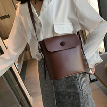 Laden Sie das Bild in den Galerie-Viewer, Beuteltasche aus PU