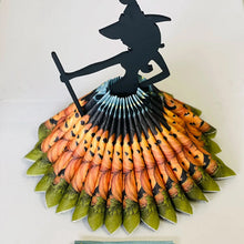 Laden Sie das Bild in den Galerie-Viewer, Hölzerne Halloween-Hexe-Serviettenhalter-Verzierung