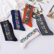 Laden Sie das Bild in den Galerie-Viewer, 🌻Vintage Socken mit Blumenstickerei (5 Paar)