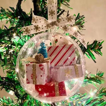 Laden Sie das Bild in den Galerie-Viewer, Christbaumschmuck transparente Kugel