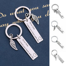 Laden Sie das Bild in den Galerie-Viewer, Engelsflügel Schlüsselanhänger