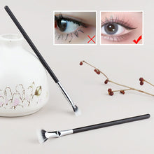 Laden Sie das Bild in den Galerie-Viewer, Abgewinkelte Wimperntuschebürste mit Wellenschliff
