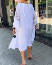 Laden Sie das Bild in den Galerie-Viewer, Spitzenkleid mit Rundhalsausschnitt