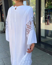 Laden Sie das Bild in den Galerie-Viewer, Spitzenkleid mit Rundhalsausschnitt