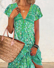 Laden Sie das Bild in den Galerie-Viewer, Kurzarmkleid mit V-Ausschnitt und Aufdruck