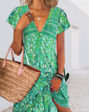 Laden Sie das Bild in den Galerie-Viewer, Kurzarmkleid mit V-Ausschnitt und Aufdruck