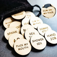 Laden Sie das Bild in den Galerie-Viewer, Lustige Token aus Holz