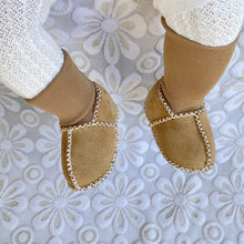 Laden Sie das Bild in den Galerie-Viewer, Warme Pelz-Babysocken