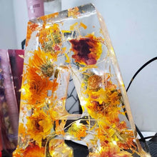 Laden Sie das Bild in den Galerie-Viewer, Nachtlicht aus Kunstharz mit Blumenmuster

