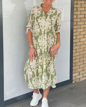 Laden Sie das Bild in den Galerie-Viewer, Schlitzkleid mit Blumendruck
