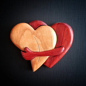 Herzförmige Ornamente aus Holz