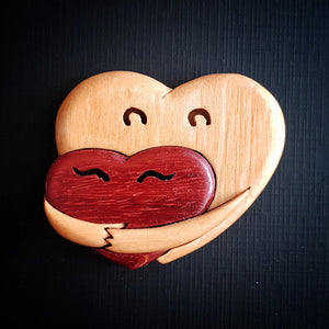 Herzförmige Ornamente aus Holz