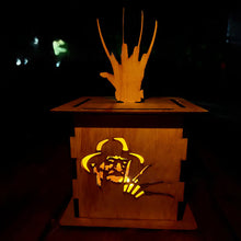 Laden Sie das Bild in den Galerie-Viewer, Horrorfigur Jack Lantern Holzdekoration
