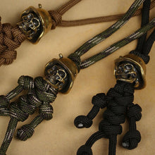 Laden Sie das Bild in den Galerie-Viewer, Skelett Soldat Paracord Schlüsselanhänger
