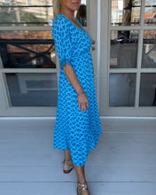 Laden Sie das Bild in den Galerie-Viewer, Freizeitkleid mit V-Ausschnitt und Print
