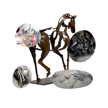 Laden Sie das Bild in den Galerie-Viewer, Hohles Pferd-Ornament aus Metall
