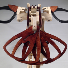 Laden Sie das Bild in den Galerie-Viewer, Kinetische Kolibriskulptur aus Holz
