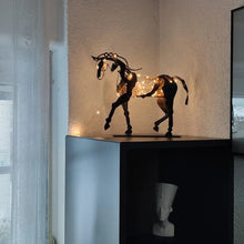 Laden Sie das Bild in den Galerie-Viewer, Hohles Pferd-Ornament aus Metall
